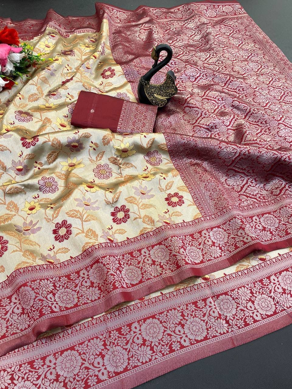PRESENTS MOST STUNNING TISSUE SILKS