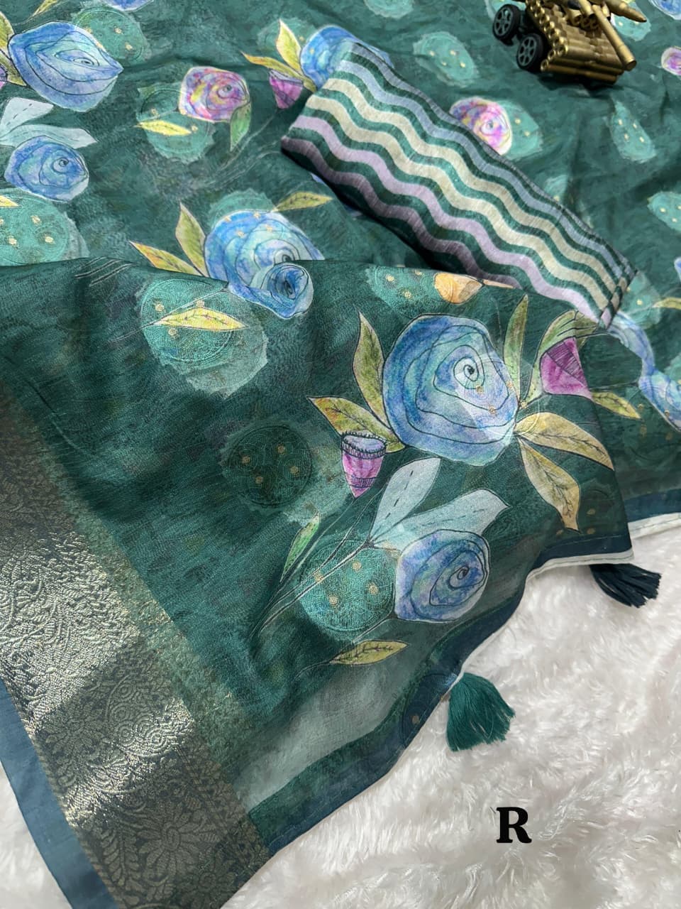 Digital contrast print in blouse